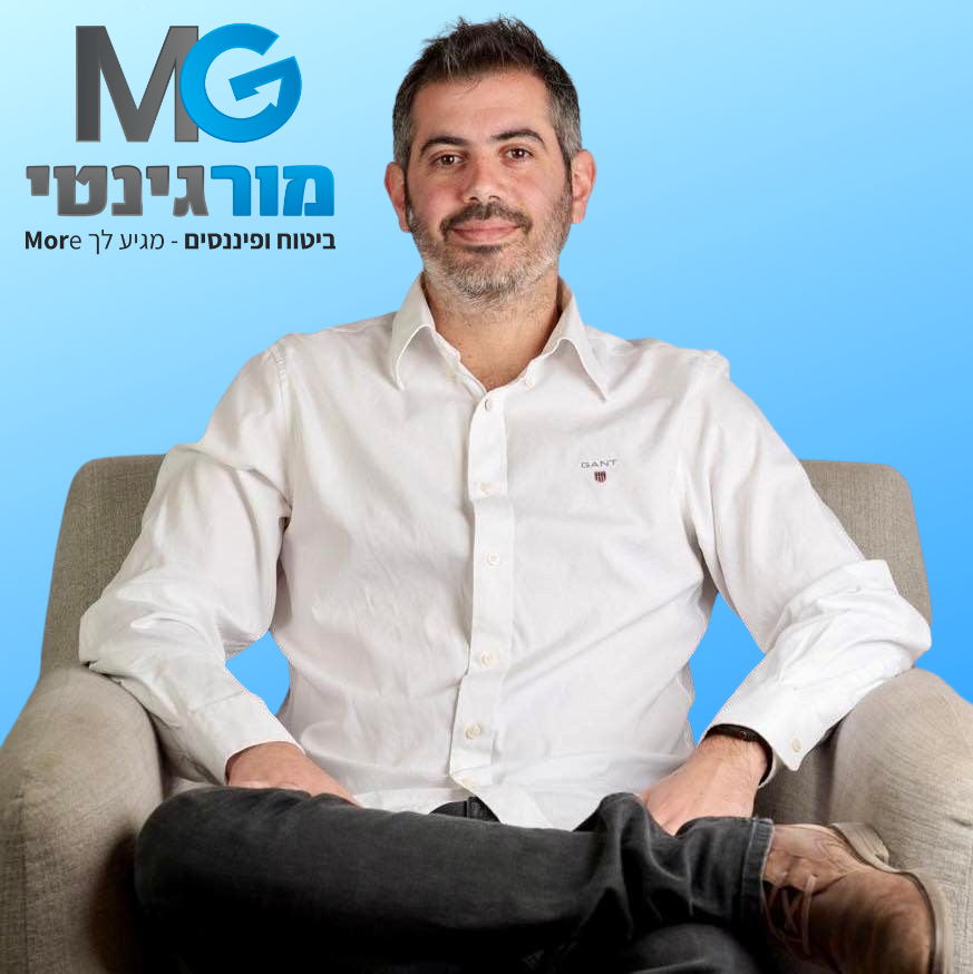 מור גינטי יושב בכורסה - סוכן ביטוח ופיננסים מקצועי