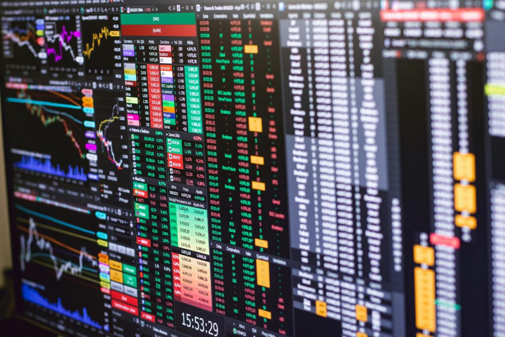 גרף המציג את ביצועי מדד S&P 500 לאורך השנים לצד הסבר על מסלול מחקה